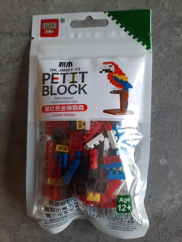 Petit block scarlet macaw - block,