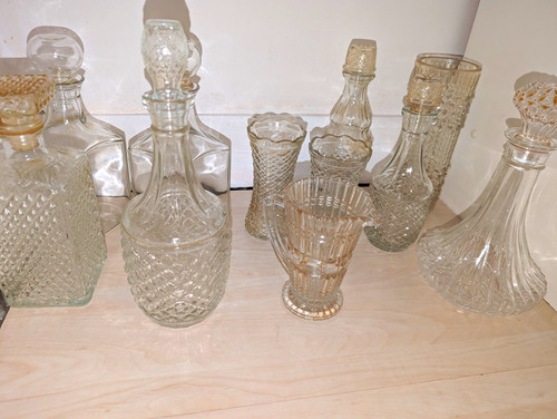 Unmarked clear glass decanter - clear,