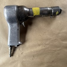 CHICAGO PNEUMATIC AERO 5 X B   RIVET GUN,   WITH SPRING, IN GOOD CONDITION. 