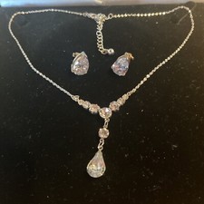 LADIES SILVER COLOUR NECKLACE AND EARINGS SPARKLY CLEAR STONES