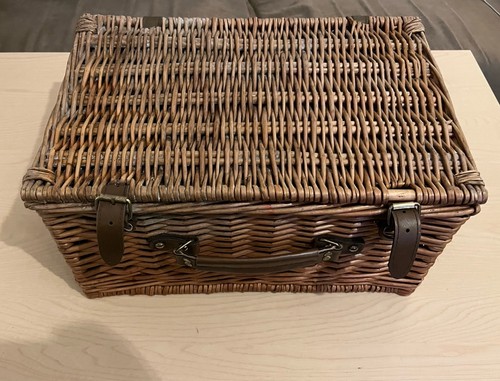 Vintage wicker picnic - vintage,