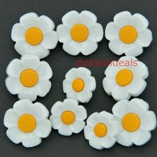 10 Daisy Flower Buttons White