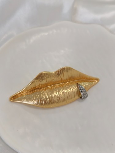 Schiaparelli matte gold lips - schiaparelli,