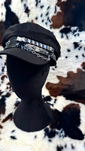 Black studded chain newsboy - black,