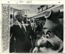 1975 Press Photo Buckeyes' football coach Woody Hayes & mascot, Disneyland, CA