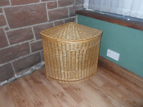 Vintage wicker laundry basket - ,