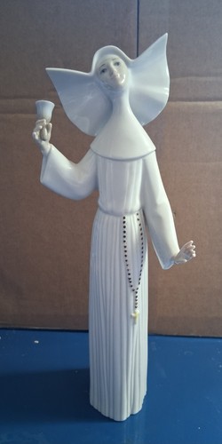 Lladro nun call - call, to