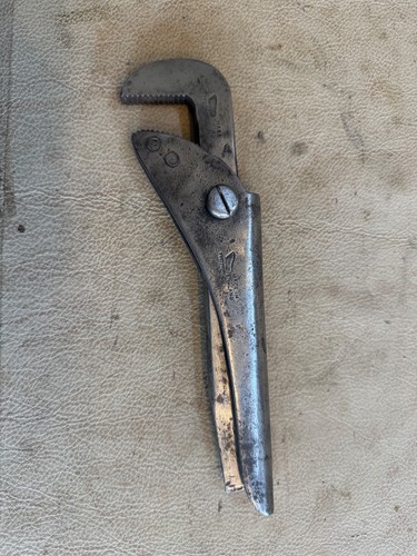 Footprint pipe wrench grips - ,