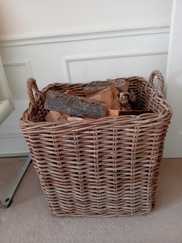 Large log basket with - log,