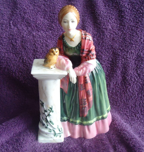 Damaged royal doulton 21cm - damaged,