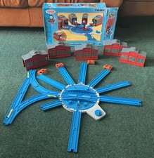 Tomy Thomas & Friends Motor Road & Rail Engine Sheds and Turntable 7587 (2004)