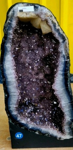 Stunning amethyst geode cave - stunning,