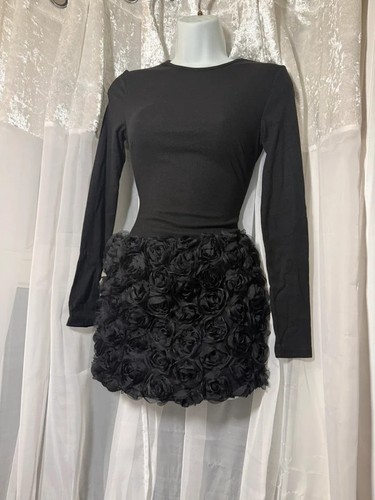 Viral black rose - detailed, mini