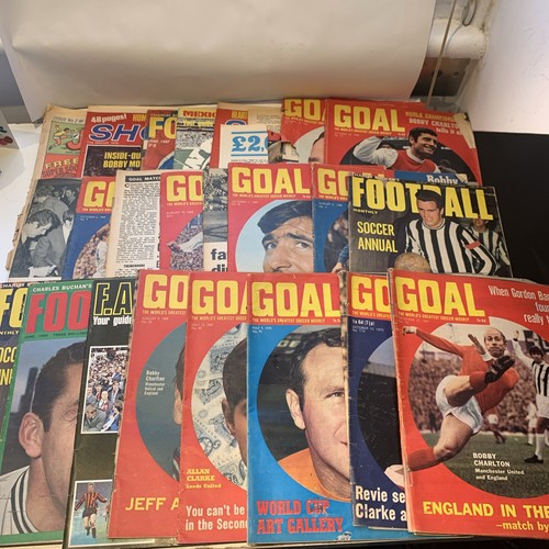 Football magazines vintage - football,