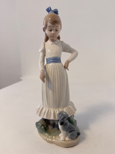 Nao lladro figurine girl - by,