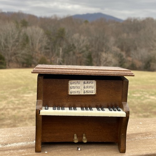 Baby grand piano - baby, box