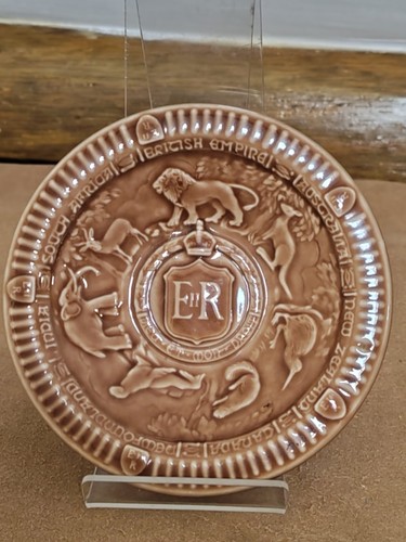 Vintage glazed wade pottery - glazed,