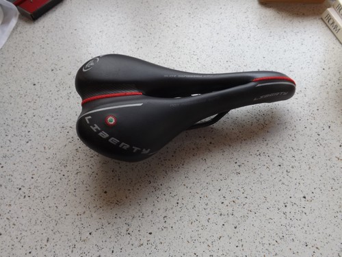 Ergonomic bicycle saddle - ,