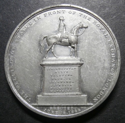 Medallion wellington statue - -,