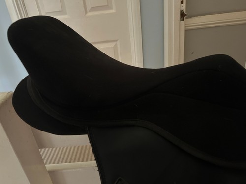 Black horse saddle - black,