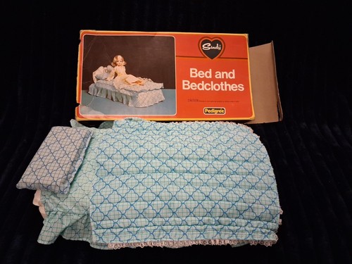 Vintage sindy bed with bedding - sindy,