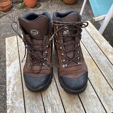 Men’s Hawks head Walking