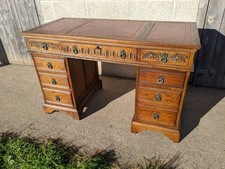 Old Charm Pedestal Desk in