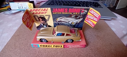 Corgi toys 261 james - toys,
