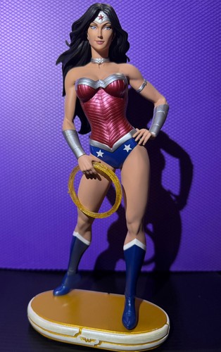 Comics cover girls statue - comics,