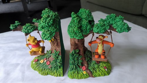Winnie the pooh and tigger - winnie,