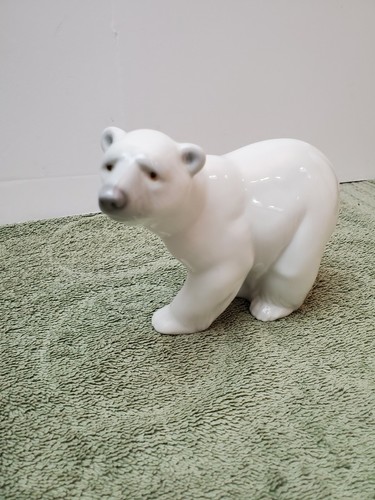 Porcelain figurine attentive - figurine, "attentive