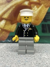 Lego Air014 Airport - Pilot , Light Grey Legs White Hat (1996)