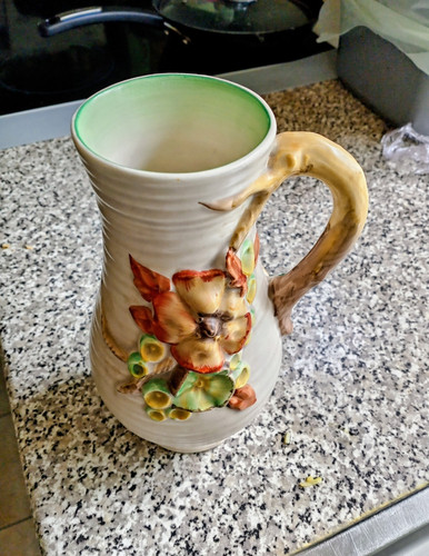 Clarice cliff vase 914 - clarice,