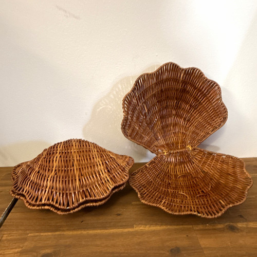 Vtg wicker clam - wicker, hinged