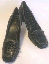 AEROSOLES SIZE 5.5 BLACK LEATHER COURT SHOES BOWS.  B8210292572A