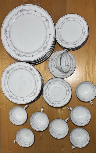 Noritake china service for 8 - for,