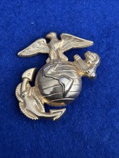 UNITED STATES MARINE CORPS-USMC-ENLISTED GILDED METAL CAP BADGE THREADED POST