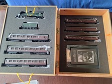 Bachmann - The Elizabethan Limited Edition A4 Loco  "Silver Fox"   + 6 Coaches.