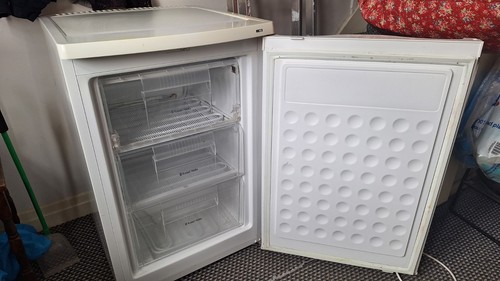 Freezer under counter - under,
