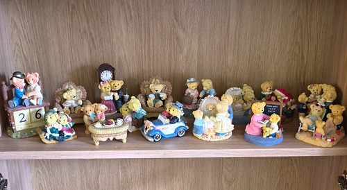 Avon lovable teddies resin - teddies,