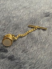 Tie pin with chain gold effect