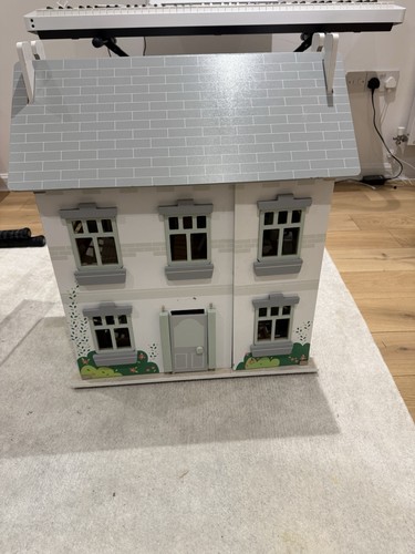 Dolls house including full - dolls,