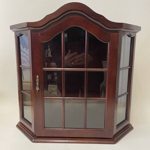 Small wooden display cabinet - small,