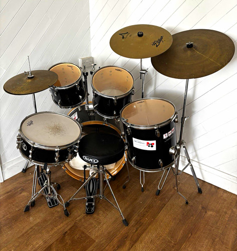 Full piece drum kit with - drum,