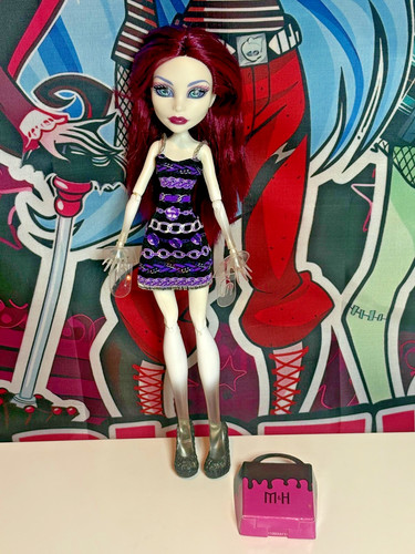 Monster high doll spectra - c),