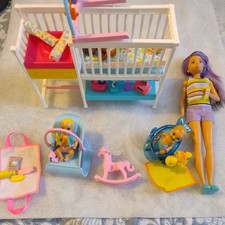 Barbie nursery play set with Skipper and 3 baby dolls. In vgc 