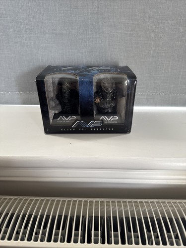 Avp limited edition mini busts - avp,