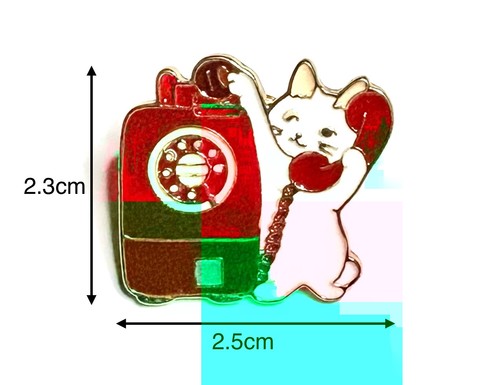 Little kitten the phone - on,