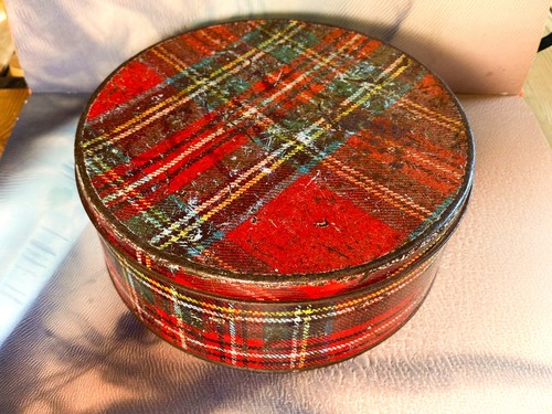 Round distressed tartan red - distressed,