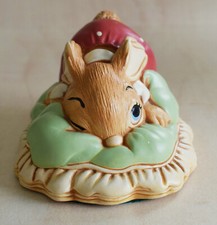 PENDELFIN STUDIOS ENGLAND RABBIT ORNAMENT DODGER RED SHORTS GREEN CUSHION 915112